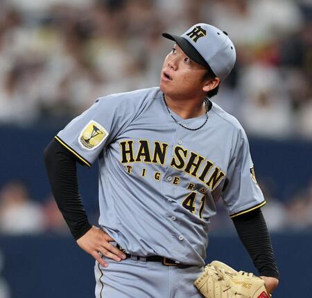 １回、紅林にソロを許し打球を見上げる村上（撮影・田中太一）