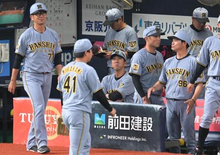１回、２被弾の村上（４１）にベンチで厳しい表情の藤川監督（撮影・飯室逸平）
