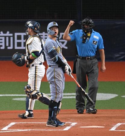 ７回、空振り三振に倒れる佐藤輝（撮影・飯室逸平）