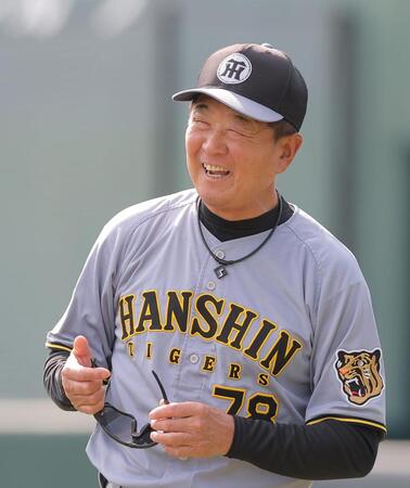 笑顔を見せる平田２軍監督（撮影・西田忠信）