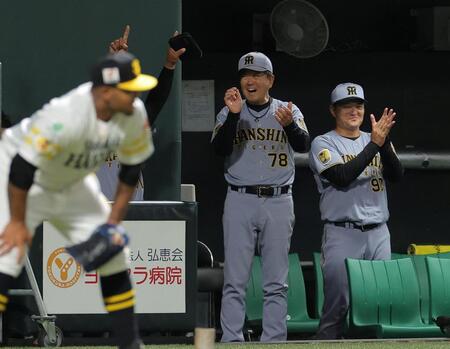 ８回、元山の勝ち越し２点三塁打を喜ぶ平田２軍監督（中央）＝撮影・西田忠信