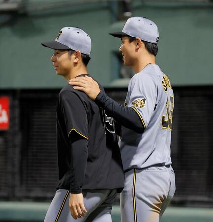 勝利後、栄枝（右）に声をかけられ笑顔を見せる下村（撮影・西田忠信）