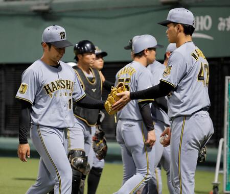 ５回を投げ終えベンチに戻る下村（左）＝撮影・西田忠信