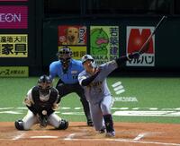 ７回、空振り三振に倒れる大山（撮影・山口登）
