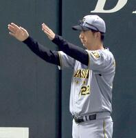　７回、野村への判定にリクエストを要求する藤川監督
