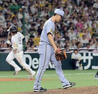 　４回、正木（左）に同点ソロを浴びた伊藤将（撮影・西田忠信）
