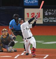 １回、８号ソロを放つ紅林（撮影・飯室逸平）