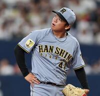 １回、紅林にソロを許し打球を見上げる村上（撮影・田中太一）