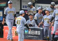１回、２被弾の村上（４１）にベンチで厳しい表情の藤川監督（撮影・飯室逸平）