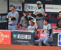 ６回、三振に倒れベンチに戻る立石（撮影・飯室逸平）