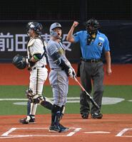 ７回、空振り三振に倒れる佐藤輝（撮影・飯室逸平）