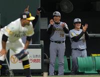 ８回、元山の勝ち越し２点三塁打を喜ぶ平田２軍監督（中央）＝撮影・西田忠信