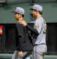 勝利後、栄枝（右）に声をかけられ笑顔を見せる下村（撮影・西田忠信）