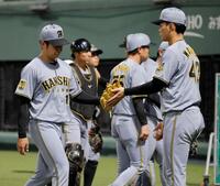 ５回を投げ終えベンチに戻る下村（左）＝撮影・西田忠信