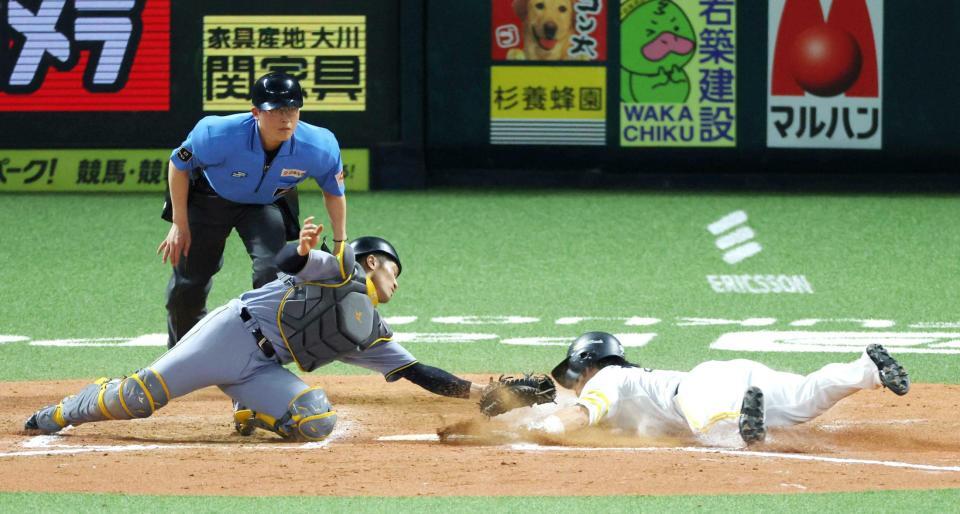 　７回、牧原大の右前打で生還する野村。捕手坂本
