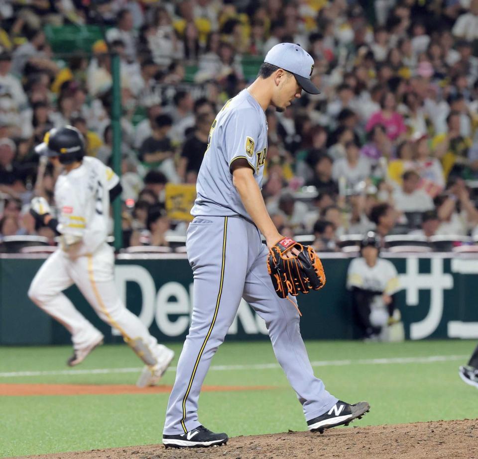 　４回、正木（左）に同点ソロを浴びた伊藤将（撮影・西田忠信）