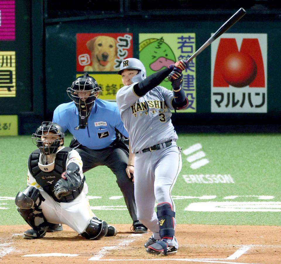 　４回、先制ソロを放つ大山（撮影・山口登）