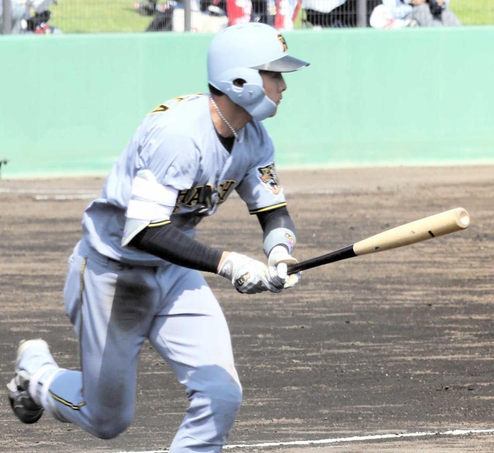 　８回、中前打を放つ小幡（撮影・藤丸紘生）