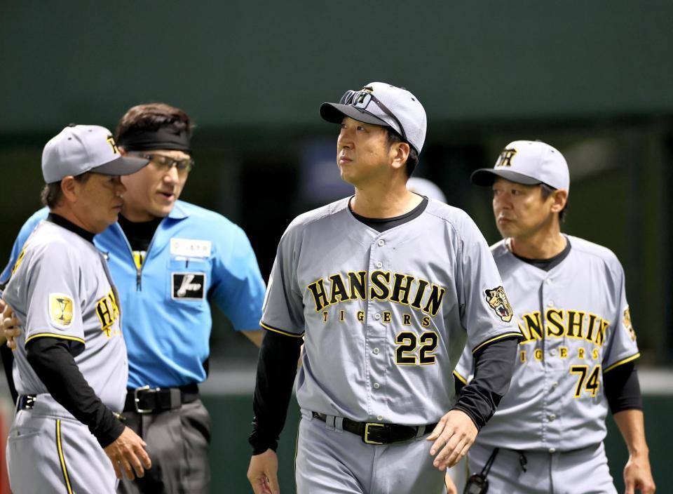 ７回、退場となりグラウンドを見つめながらベンチへ戻る藤川監督＝１０日