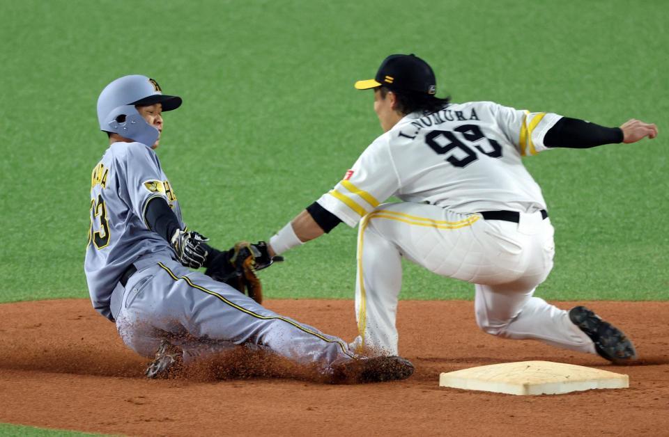 １１日の試合で６回、島田は盗塁を狙うもタッチアウトになる（撮影・山口登）