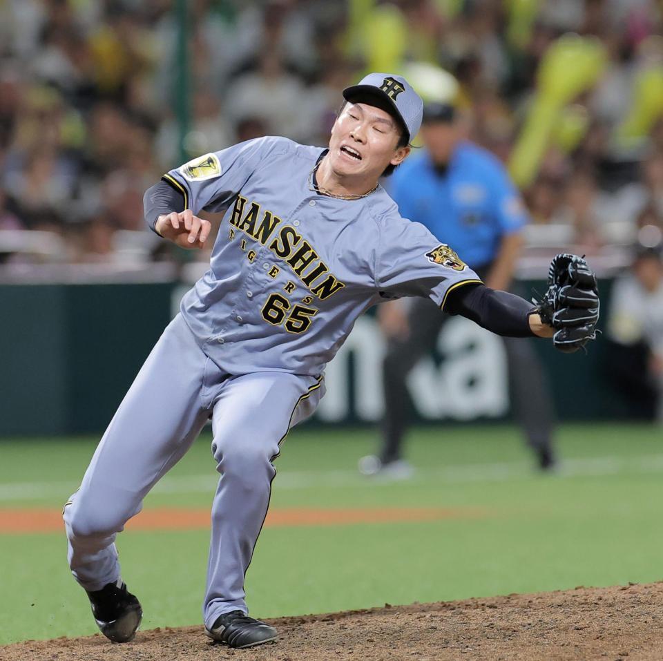１１日の試合で６回、柳田の打球にグラブを出す湯浅（撮影・西田忠信）