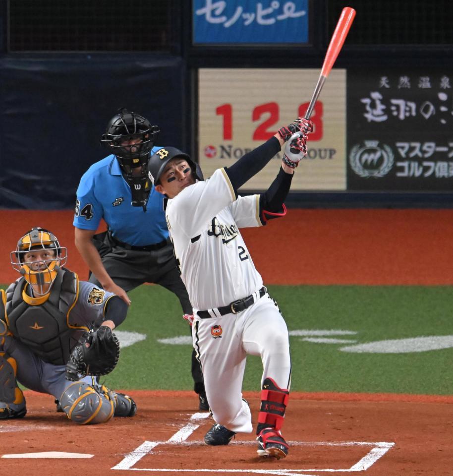 １回、８号ソロを放つ紅林（撮影・飯室逸平）