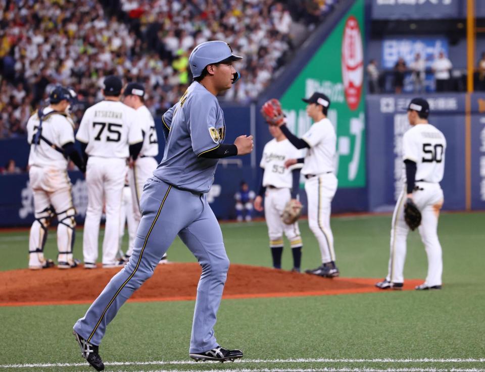 ５回、大山は押し出しの四球で一塁へ向かう（撮影・山口登）