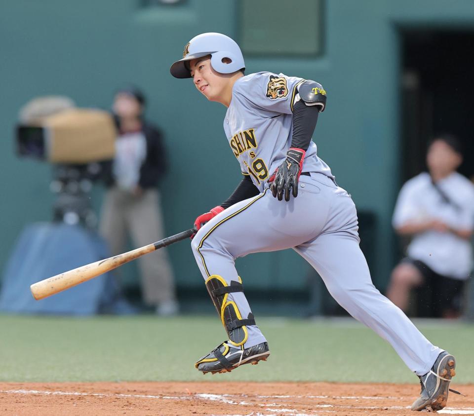 ３回、三ゴロ失策で出塁する下村（撮影・西田忠信）