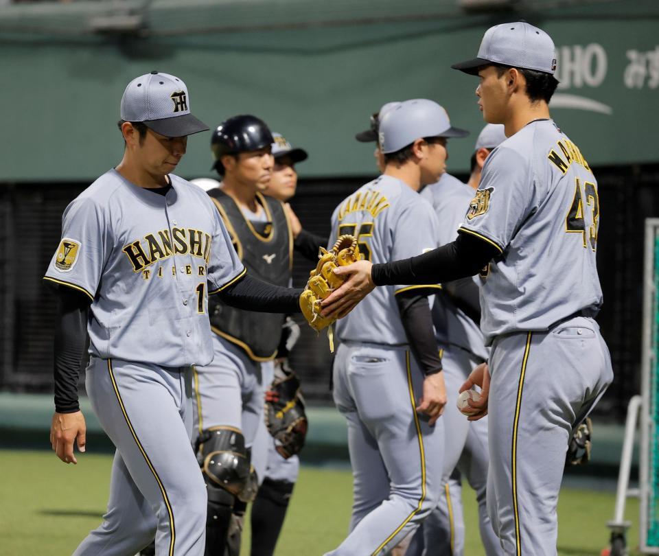 ５回を投げ終えベンチに戻る下村（左）＝撮影・西田忠信