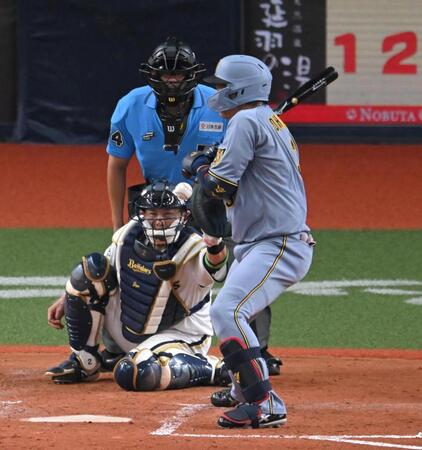５回、押し出し四球を選ぶ大山（撮影・飯室逸平）