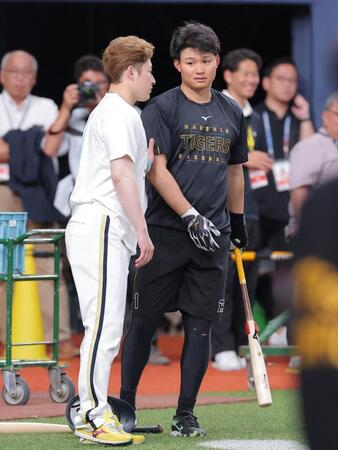 吉田（左）と言葉を交わす森下（撮影・西田忠信）