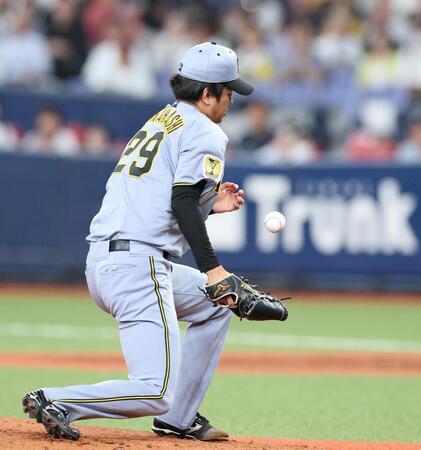 １回、高橋は山中の打球にグラブを出すも体に受ける（撮影・山口登）