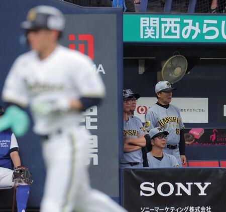 ６回、坂本の二塁悪送球で西川（左）の生還を許し厳しい表情の藤川監督ら首脳陣（撮影・西田忠信）