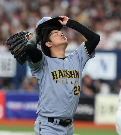 ６回、３失点しベンチに戻る高橋（撮影・山口登）
