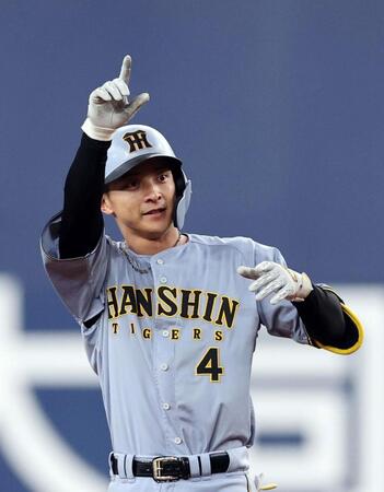 ６回、２点適時二塁打を放った熊谷はベンチにポーズを送る（撮影・山口登）