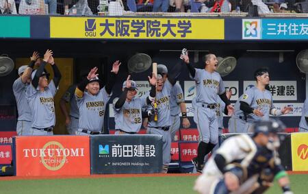 ９回、阪神・高寺の適時三塁打に湧く阪神ナイン（撮影・西田忠信）