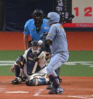 ５回、押し出し四球を選ぶ大山（撮影・飯室逸平）