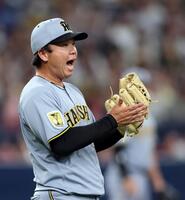 ５回、村上は西川を併殺に打ち取り雄たけびを上げる（撮影・山口登）