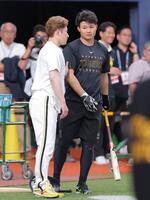 吉田（左）と言葉を交わす森下（撮影・西田忠信）