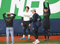談笑する工藤、津田ら（撮影・飯室逸平）