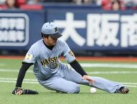 １回、高橋は山中の打球を体に受けるも、打球を拾い一塁アウトにする（撮影・山口登）