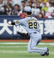 １回、高橋は山中の打球を体に受けるも、打球を拾い一塁アウトにする（撮影・山口登）