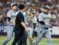 ７回途中、アクシデントでベンチに戻る畠（左）＝撮影・山口登