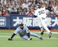 １回オリックス１死、阪神・高橋遥人はオリックス・山中稜真の打球体に受けるも、打球を拾い一塁アウトにする＝京セラドーム大阪（撮影・山口登）