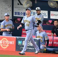 ７回、投手交代のためベンチを出る藤川監督（撮影・飯室逸平）