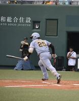 ６回内野安打で出塁する谷端