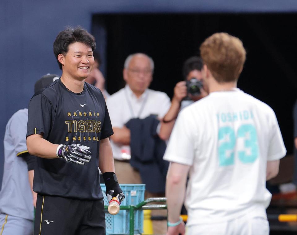 吉田（右）と笑顔で話をする森下（撮影・西田忠信）
