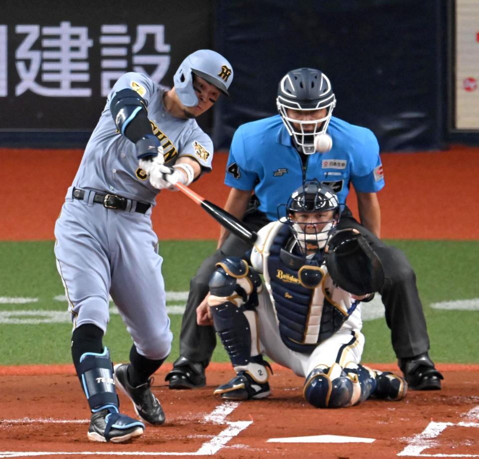 １回、先制二塁打を放つ阪神・佐藤輝明＝京セラドーム（撮影・飯室逸平）