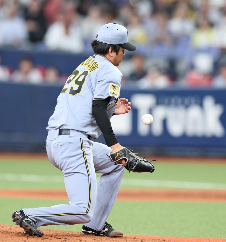 １回、高橋は山中の打球にグラブを出すも体に受ける（撮影・山口登）