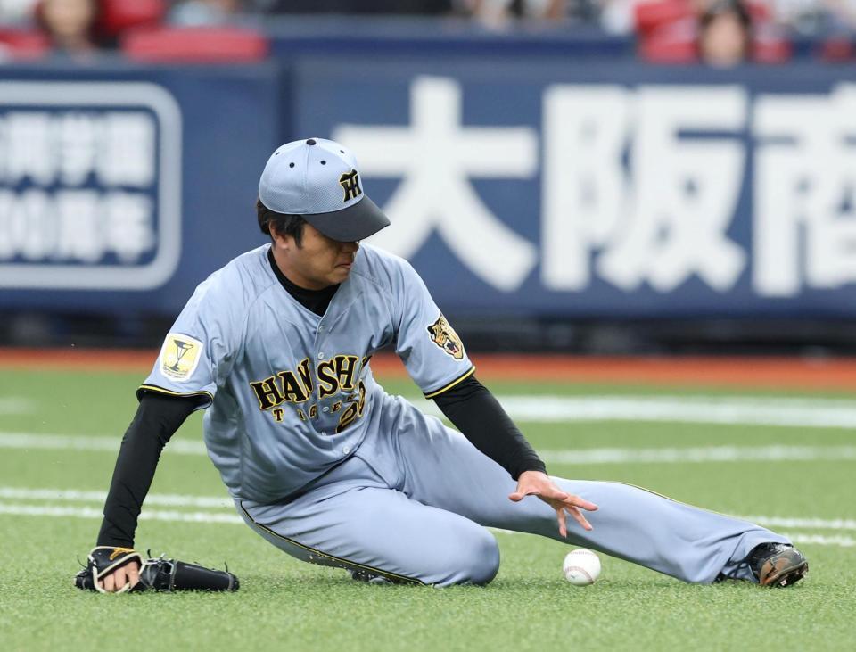 １回、高橋は山中の打球を体に受けるも、打球を拾い一塁アウトにする（撮影・山口登）